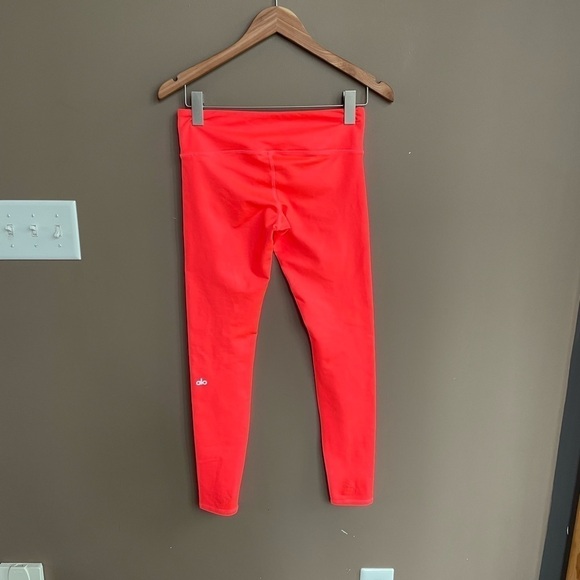 Alo Mid Rise Stash Pocket Leggings in Bright Coral Size Small - Picture 2 of 5